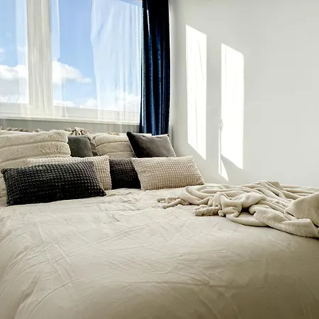 2mins Skytower! Stylish 2bd Kitchen, Balcony! Near Train *