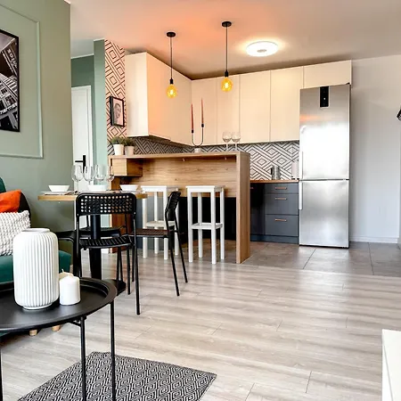 Appartement 2mins Skytower! Stylish 2bd Kitchen, Balcony! Near Train Wrocław