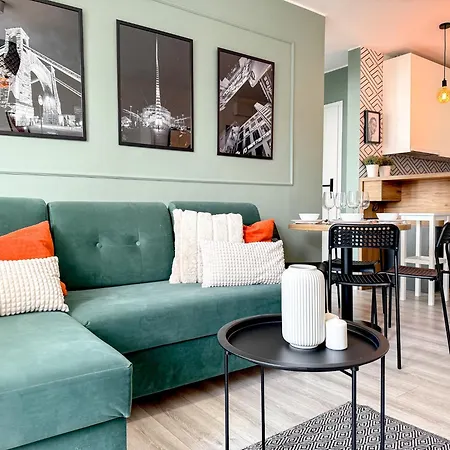 2mins Skytower! Stylish 2bd Kitchen, Balcony! Near Train *