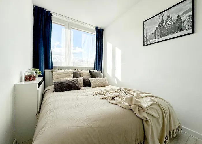 Apartment 2mins Skytower! Stylish 2bd Kitchen, Balcony! Near Train *