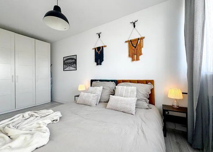 2mins Skytower! Stylish 2bd Kitchen, Balcony! Near Train