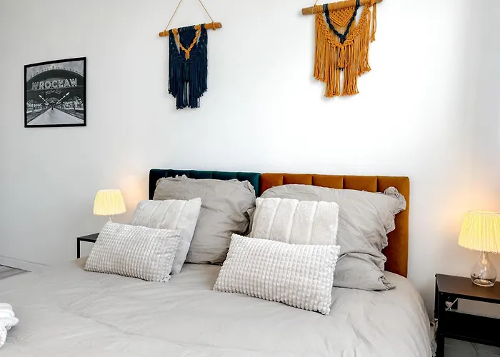 Apartment 2mins Skytower! Stylish 2bd Kitchen, Balcony! Near Train *