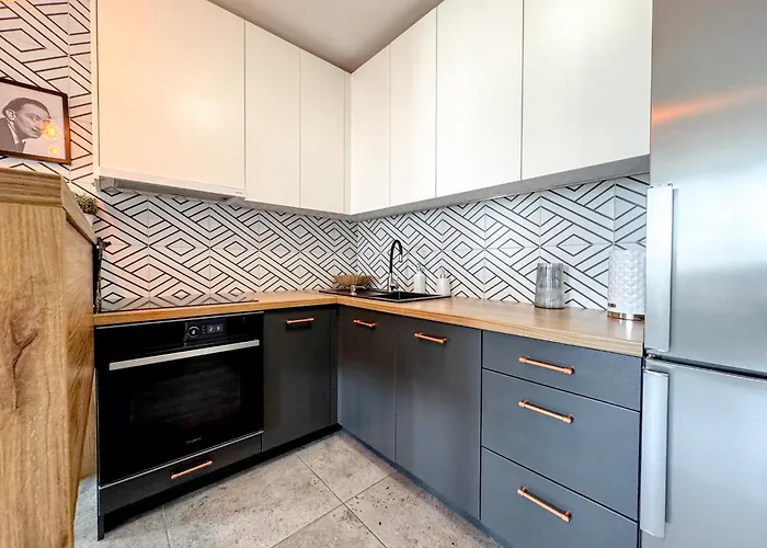 2mins Skytower! Stylish 2bd Kitchen, Balcony! Near Train Apartment Breslau