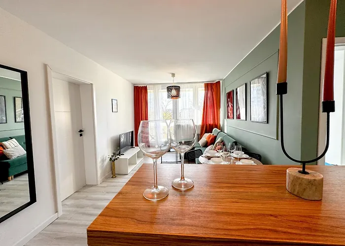 2mins Skytower! Stylish 2bd Kitchen, Balcony! Near Train * Breslau