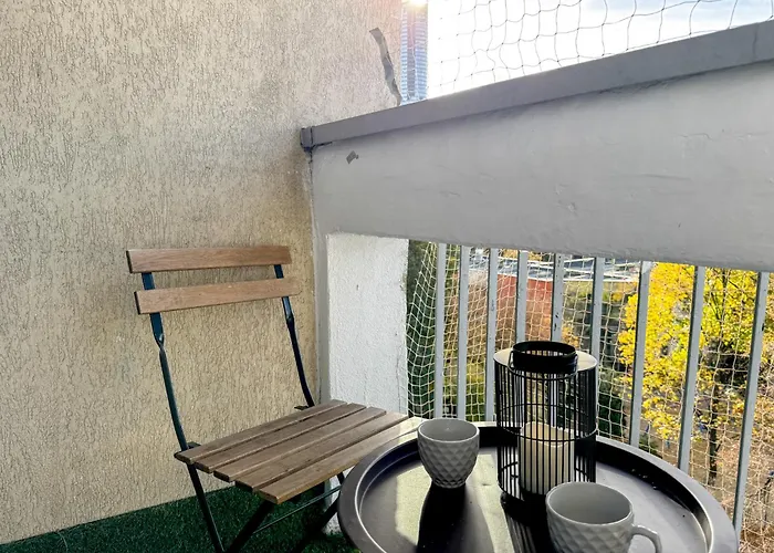 2mins Skytower! Stylish 2bd Kitchen, Balcony! Near Train Apartment