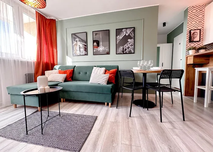 2mins Skytower! Stylish 2bd Kitchen, Balcony! Near Train * Breslau