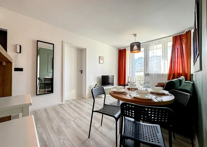 2mins Skytower! Stylish 2bd Kitchen, Balcony! Near Train * Breslau