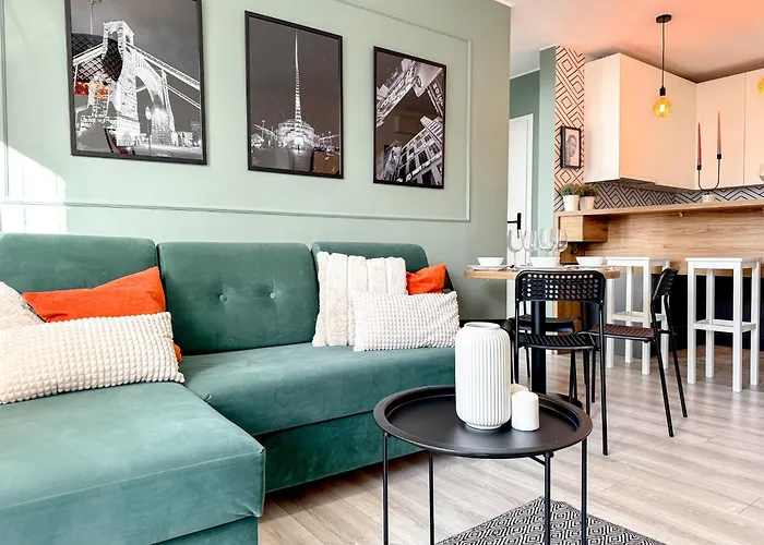 2mins Skytower! Stylish 2bd Kitchen, Balcony! Near Train *