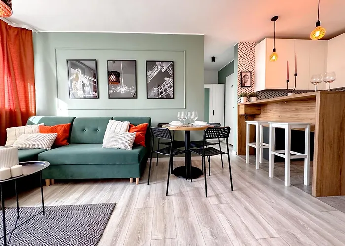 Apartment 2mins Skytower! Stylish 2bd Kitchen, Balcony! Near Train