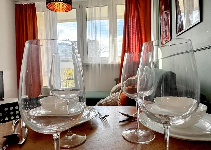 Apartment 2mins Skytower! Stylish 2bd Kitchen, Balcony! Near Train Breslau