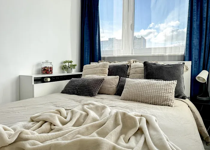 Apartment 2mins Skytower! Stylish 2bd Kitchen, Balcony! Near Train *