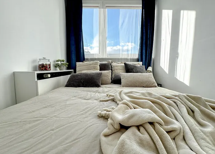 2mins Skytower! Stylish 2bd Kitchen, Balcony! Near Train Apartment Breslau