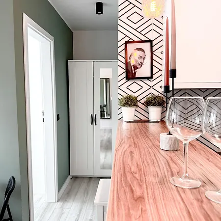 2mins Skytower! Stylish 2bd Kitchen, Balcony! Near Train *