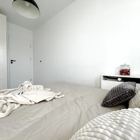 2mins Skytower! Stylish 2bd Kitchen, Balcony! Near Train ורוצלב