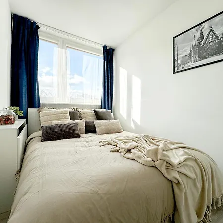Apartament 2mins Skytower! Stylish 2bd Kitchen, Balcony! Near Train *