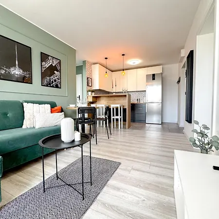 2mins Skytower! Stylish 2bd Kitchen, Balcony! Near Train Wroclaw