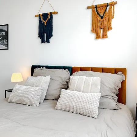 Apartament 2mins Skytower! Stylish 2bd Kitchen, Balcony! Near Train *