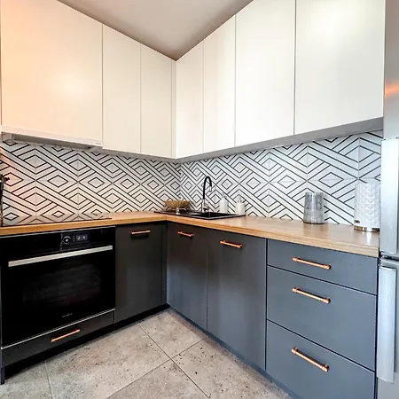 2mins Skytower! Stylish 2bd Kitchen, Balcony! Near Train דירה ורוצלב