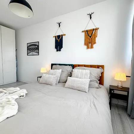 Apartament 2mins Skytower! Stylish 2bd Kitchen, Balcony! Near Train Wrocław