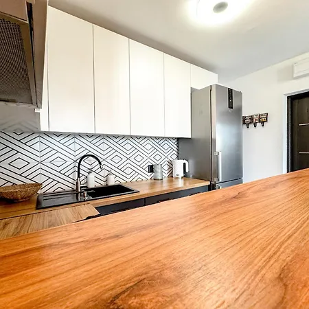 2mins Skytower! Stylish 2bd Kitchen, Balcony! Near Train ורוצלב