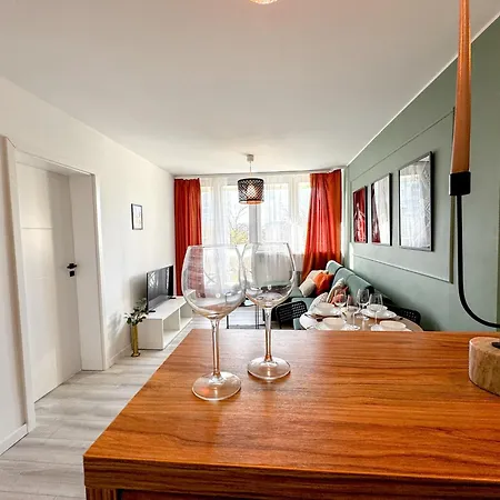 2mins Skytower! Stylish 2bd Kitchen, Balcony! Near Train * ורוצלב