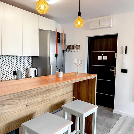 2mins Skytower! Stylish 2bd Kitchen, Balcony! Near Train דירה *