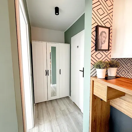 דירה 2mins Skytower! Stylish 2bd Kitchen, Balcony! Near Train *