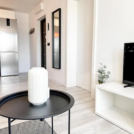 2mins Skytower! Stylish 2bd Kitchen, Balcony! Near Train Apartament Wrocław
