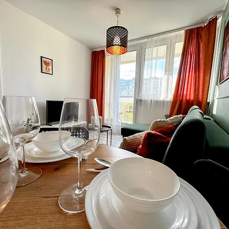 Apartament 2mins Skytower! Stylish 2bd Kitchen, Balcony! Near Train Wrocław
