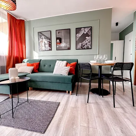 2mins Skytower! Stylish 2bd Kitchen, Balcony! Near Train * ורוצלב