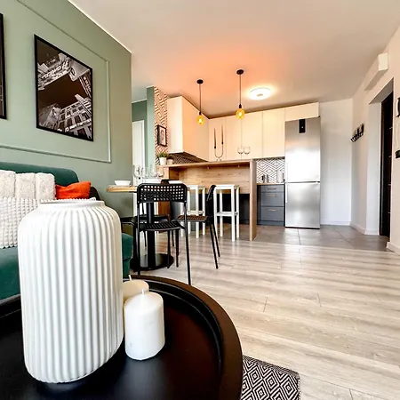 2mins Skytower! Stylish 2bd Kitchen, Balcony! Near Train