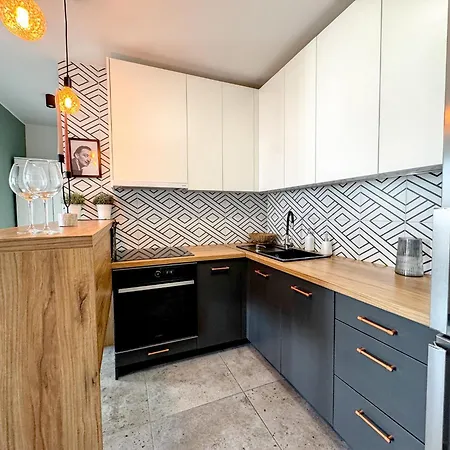 Apartament 2mins Skytower! Stylish 2bd Kitchen, Balcony! Near Train
