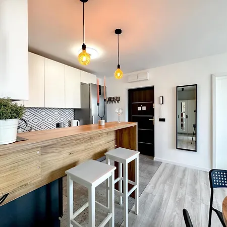 Apartament 2mins Skytower! Stylish 2bd Kitchen, Balcony! Near Train Wrocław