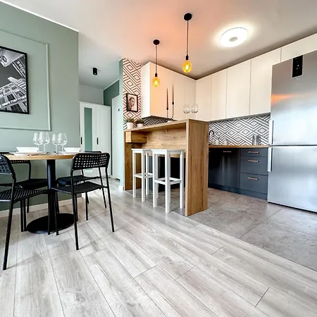 2mins Skytower! Stylish 2bd Kitchen, Balcony! Near Train * Wroclaw