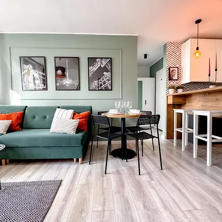 דירה 2mins Skytower! Stylish 2bd Kitchen, Balcony! Near Train