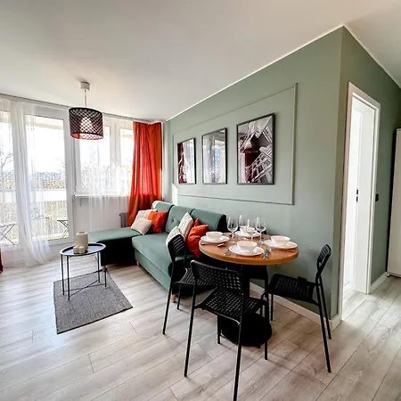 2mins Skytower! Stylish 2bd Kitchen, Balcony! Near Train *