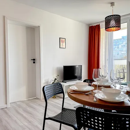 2mins Skytower! Stylish 2bd Kitchen, Balcony! Near Train * ורוצלב