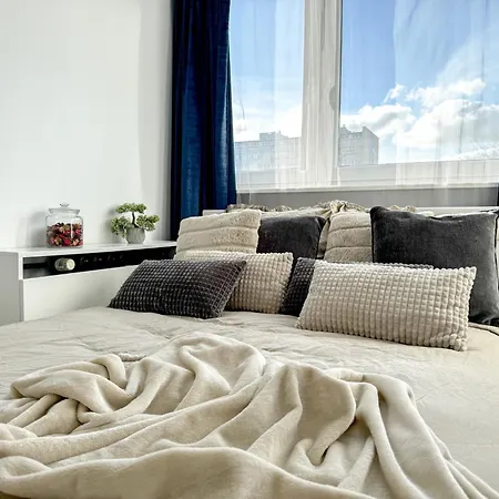Apartament 2mins Skytower! Stylish 2bd Kitchen, Balcony! Near Train *