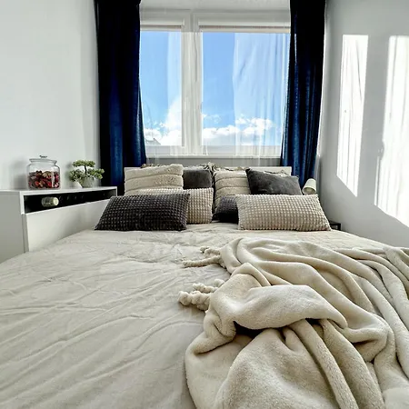 2mins Skytower! Stylish 2bd Kitchen, Balcony! Near Train Apartment Wroclaw