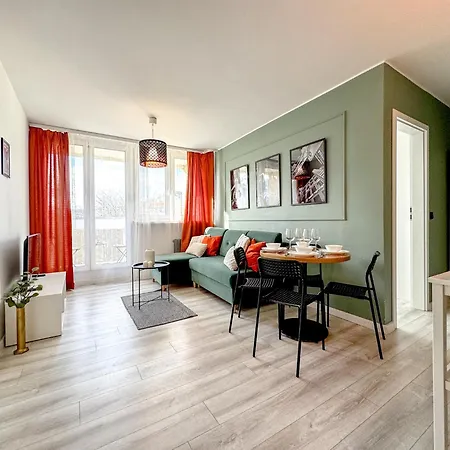 2mins Skytower! Stylish 2bd Kitchen, Balcony! Near Train * Wroclaw