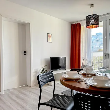 2mins Skytower! Stylish 2bd Kitchen, Balcony! Near Train *