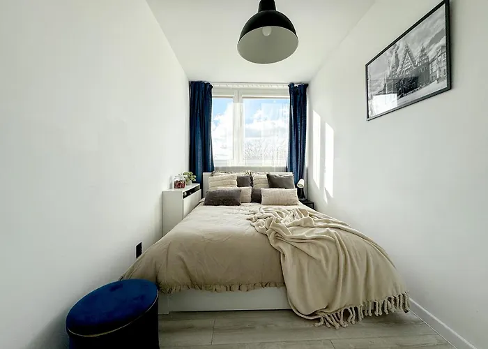 2mins Skytower! Stylish 2bd Kitchen, Balcony! Near Train *