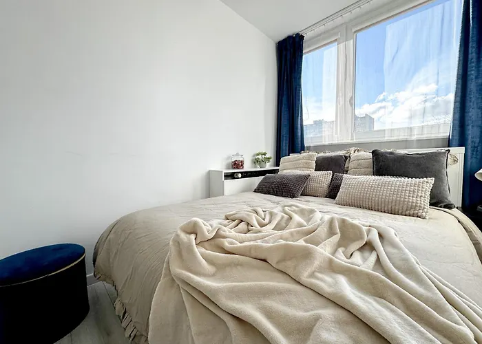 2mins Skytower! Stylish 2bd Kitchen, Balcony! Near Train Apartment *