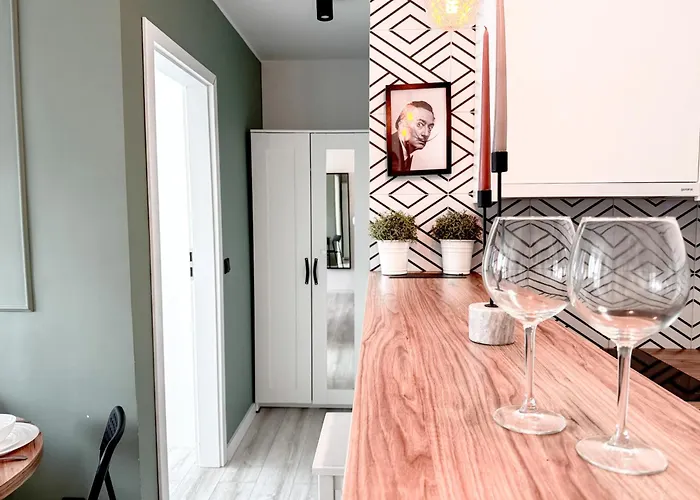 2mins Skytower! Stylish 2bd Kitchen, Balcony! Near Train *