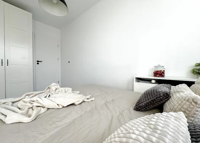 2mins Skytower! Stylish 2bd Kitchen, Balcony! Near Train Wroclaw