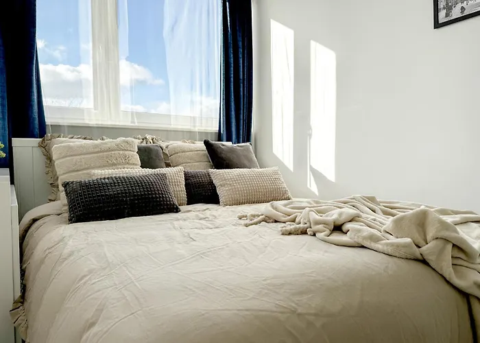 2mins Skytower! Stylish 2bd Kitchen, Balcony! Near Train *