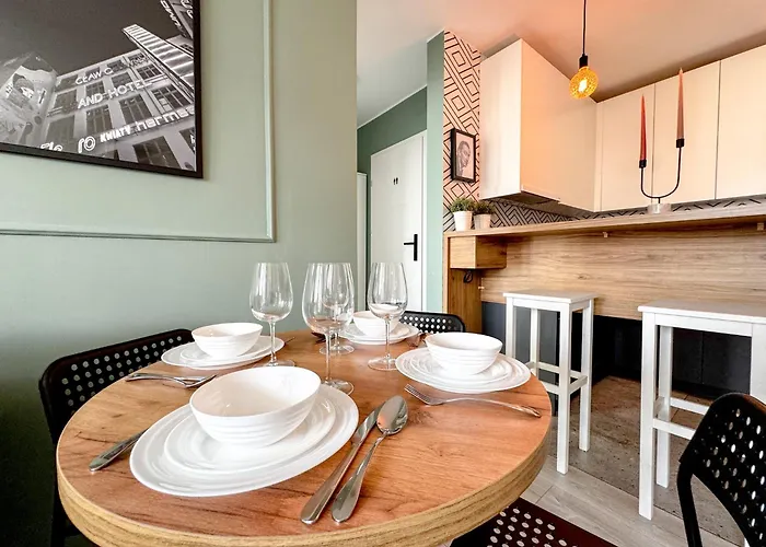 2mins Skytower! Stylish 2bd Kitchen, Balcony! Near Train *