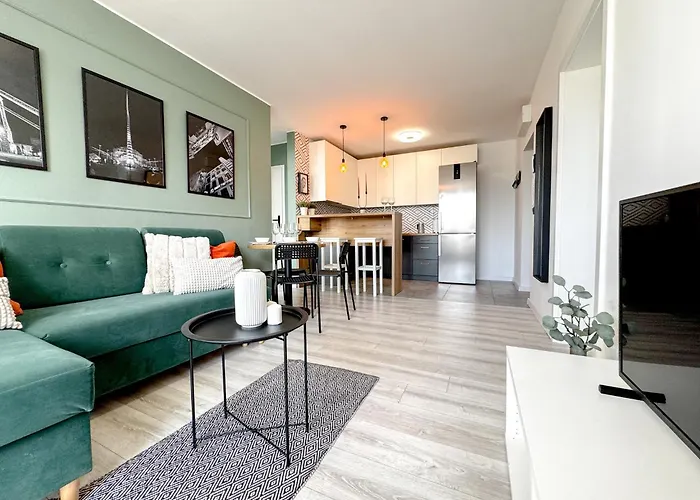 2mins Skytower! Stylish 2bd Kitchen, Balcony! Near Train Wroclaw