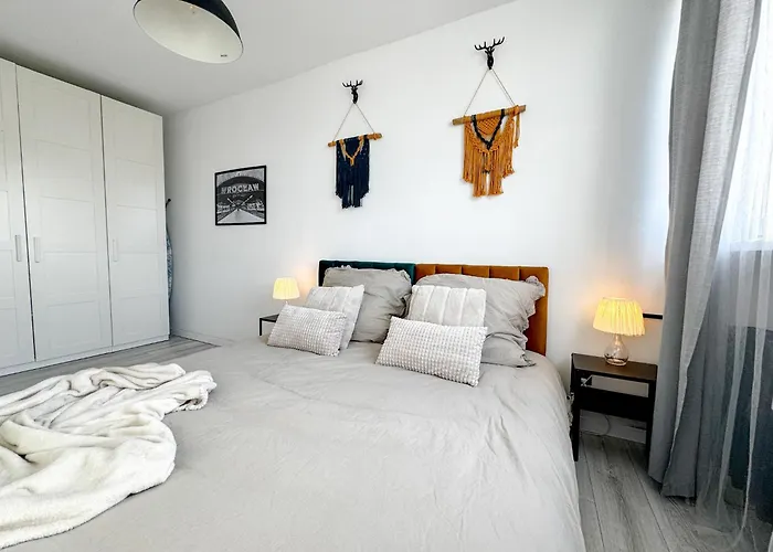 Apartment 2mins Skytower! Stylish 2bd Kitchen, Balcony! Near Train Wroclaw