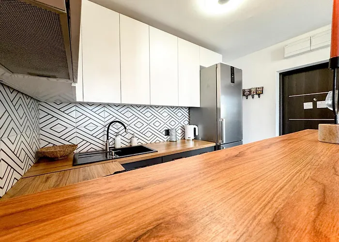 2mins Skytower! Stylish 2bd Kitchen, Balcony! Near Train Wroclaw